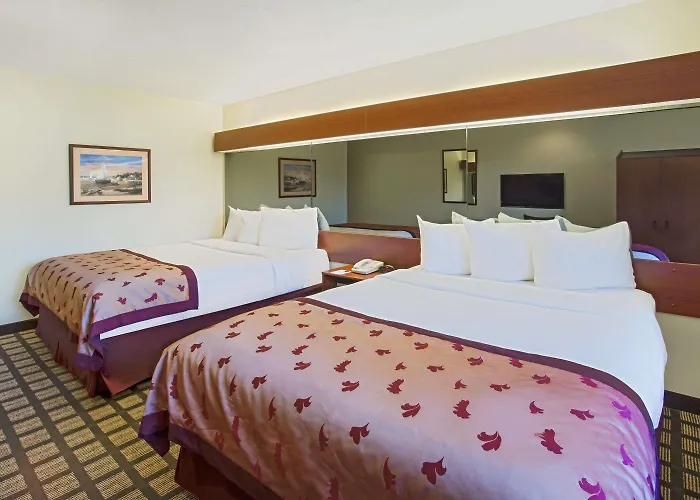 Microtel Inn & Suites By Wyndham Holland
