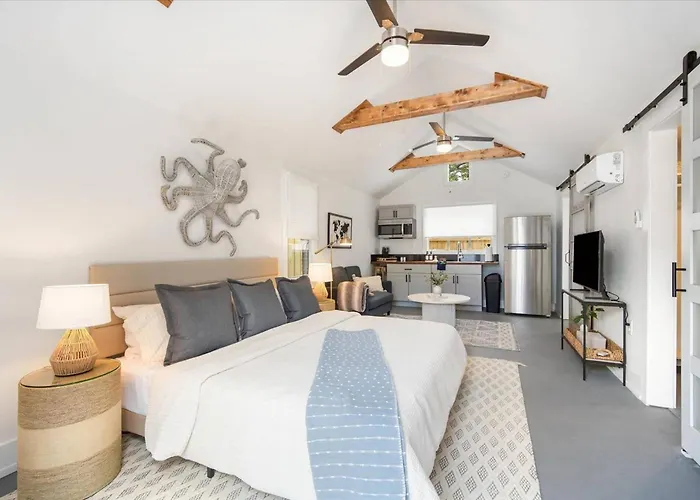 Luxe King Studio Near Anna Maria Island With Private Parking And Beach Gear And Wifi