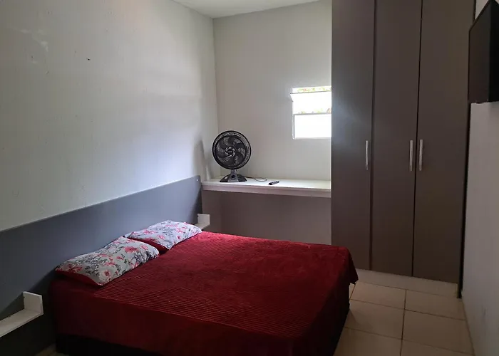 Casa de hospedagem com um de casal com smart tv e ventilador