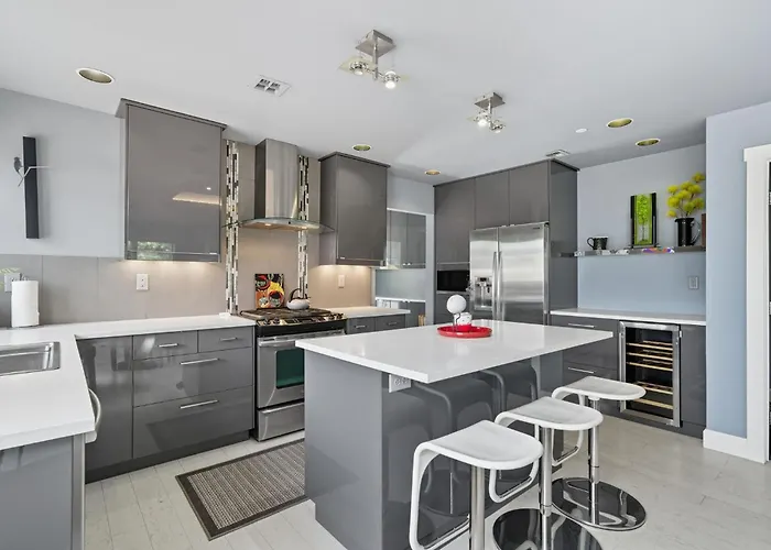 Modern Upper Level Duplex Dt Vancouver