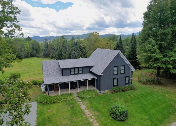 9Fr Renovated Home With Beautiful Views, Large Yard, Dogs Welcome!