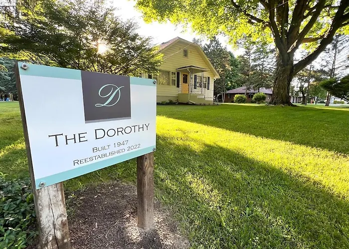 The Dorothy- Private Ravine Wooded Lot, With Game Room, Close To All!