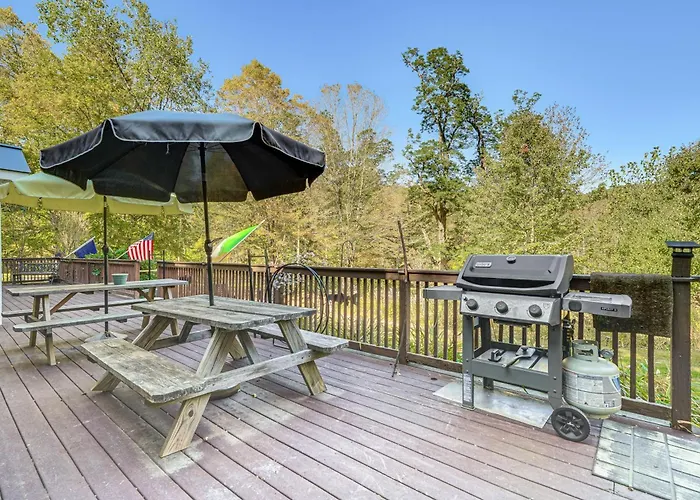 Riverfront Home W/ Hot Tub Near Killington Resort