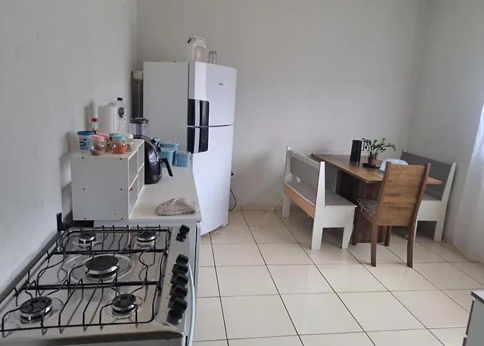 Casa de hospedagem com um de casal com smart tv e ventilador