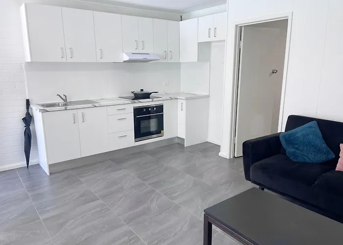 Sunrise Lodge Apt 4 - Cozy 1Br - Poolside Escape