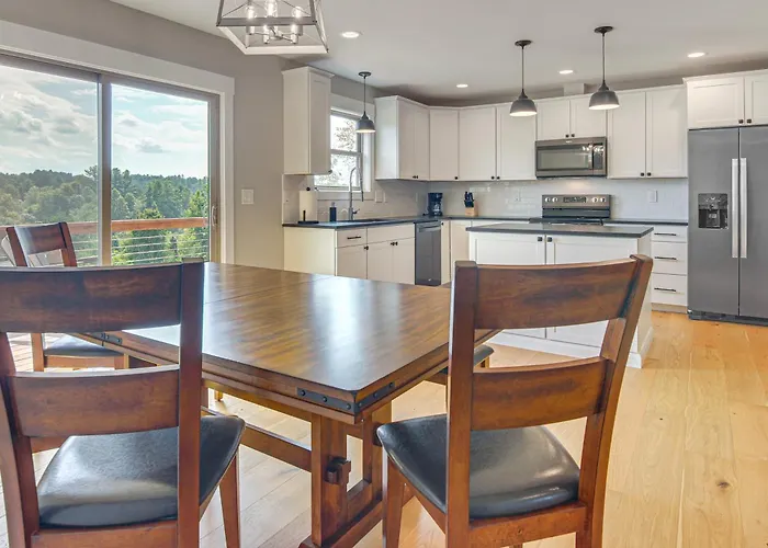 5 Mi To Dtwn, Stunning Views: Weaverville Retreat!