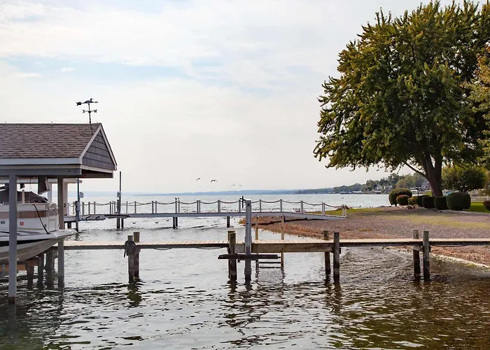 Katies Cottage Lakefront Stay With Hot Tub And Kayaks