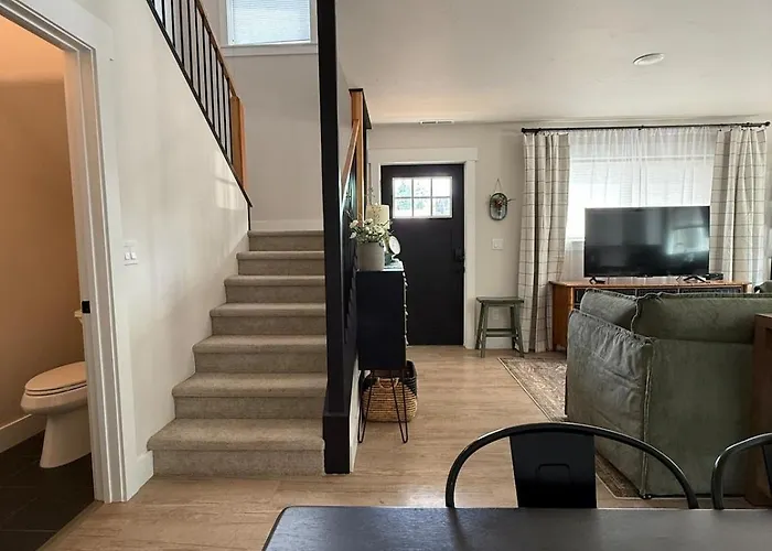 Townhouse In Prime Location!