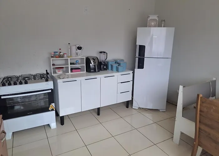 Casa de hospedagem com um de casal com smart tv e ventilador