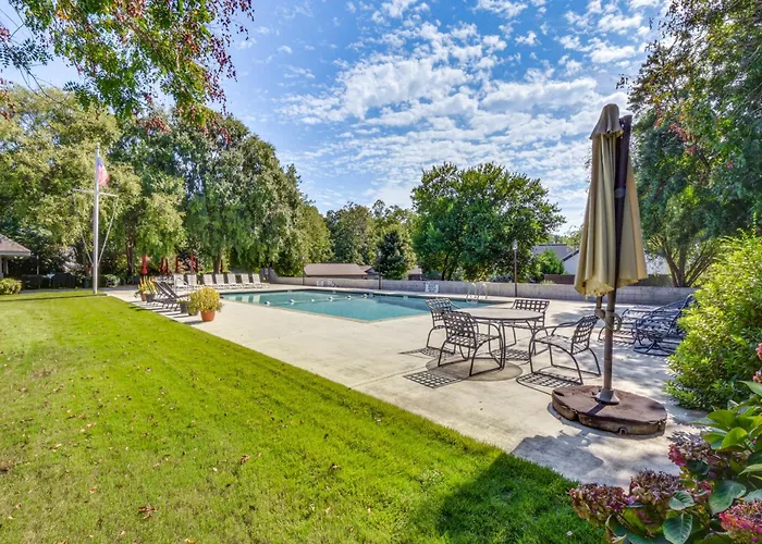 Lakefront Fun Near Clemson! Retreat W/ Pool Access