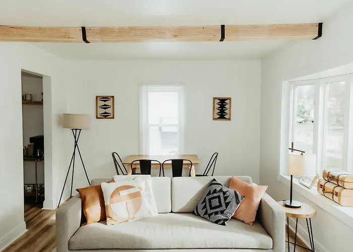 "The Lynn" Modern Urban Stay W/ Backyard