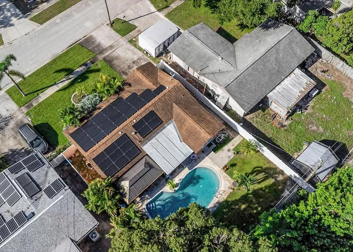 Tropical Palm Haven With Pool And Firepit