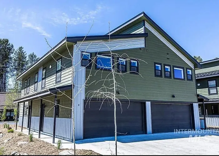 Townhouse In Prime Location!