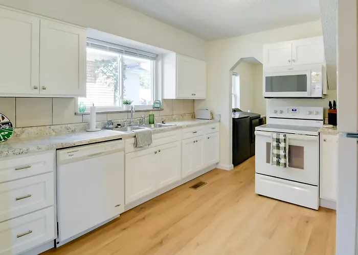 Walk To Ritter Park: Renovated Home Near Marshall!