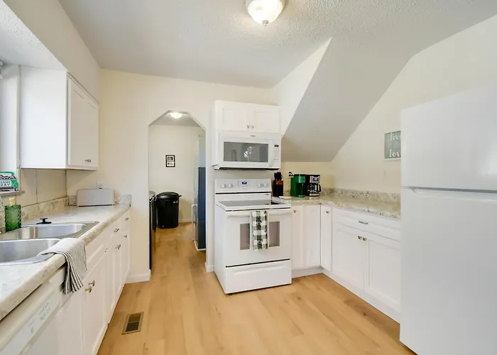 Walk To Ritter Park: Renovated Home Near Marshall!