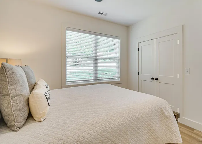 2 Mi To Ut: Modern Retreat W/ Covered Porch