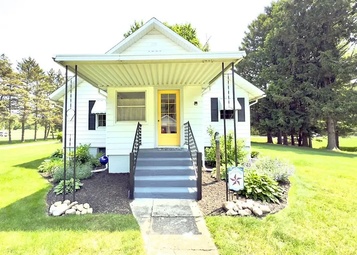 The Dorothy- Private Ravine Wooded Lot, With Game Room, Close To All!