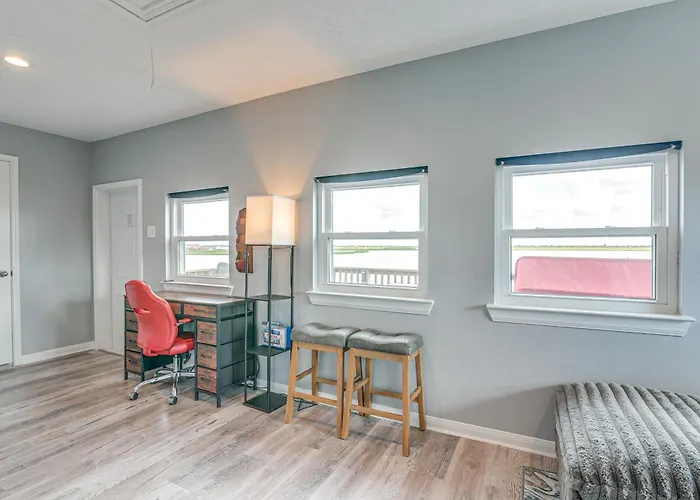 Private Home On Lagoon W/ Views In Hitchcock!