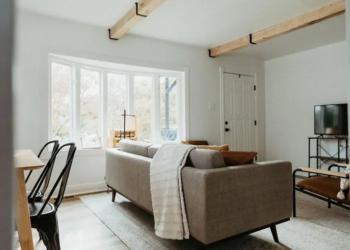 "The Lynn" Modern Urban Stay W/ Backyard