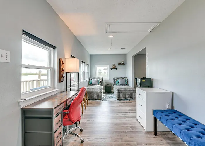 Private Home On Lagoon W/ Views In Hitchcock!