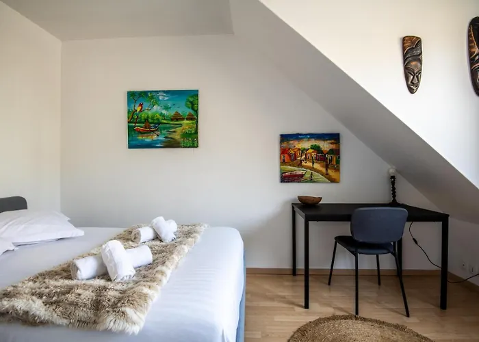 Large Quiet House, In The City Center