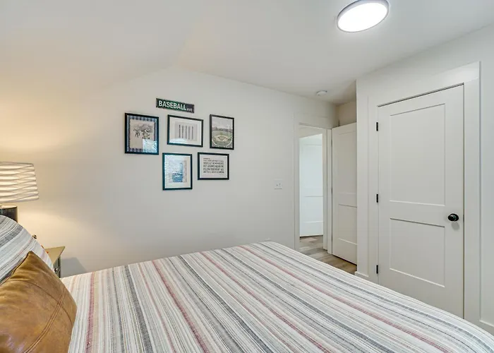 2 Mi To Ut: Modern Retreat W/ Covered Porch