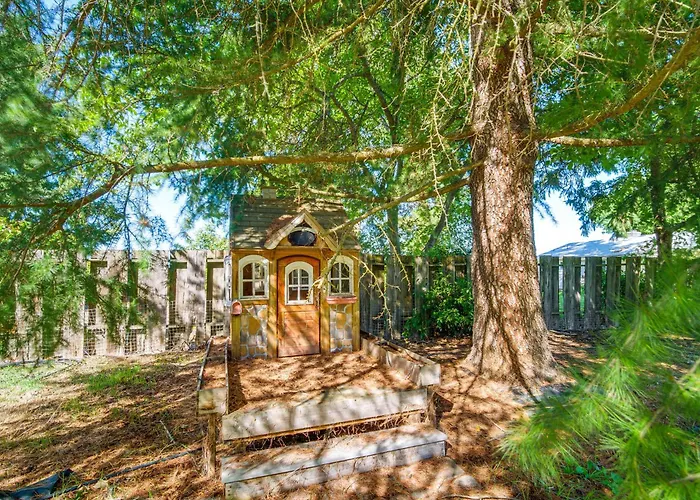 Walk To Rogue X: Medford Family Home W/ Large Yard