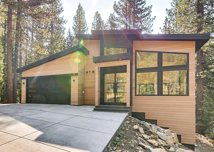 4 Mi To Soda Springs Resort: Hot Tub Hideaway!