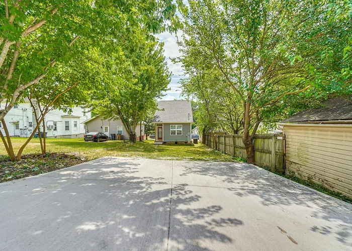 2 Mi To Ut: Modern Retreat W/ Covered Porch