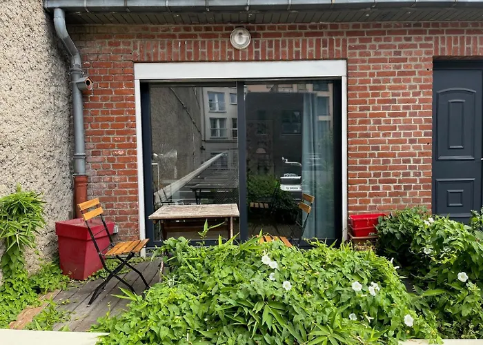 Large Quiet House, In The City Center