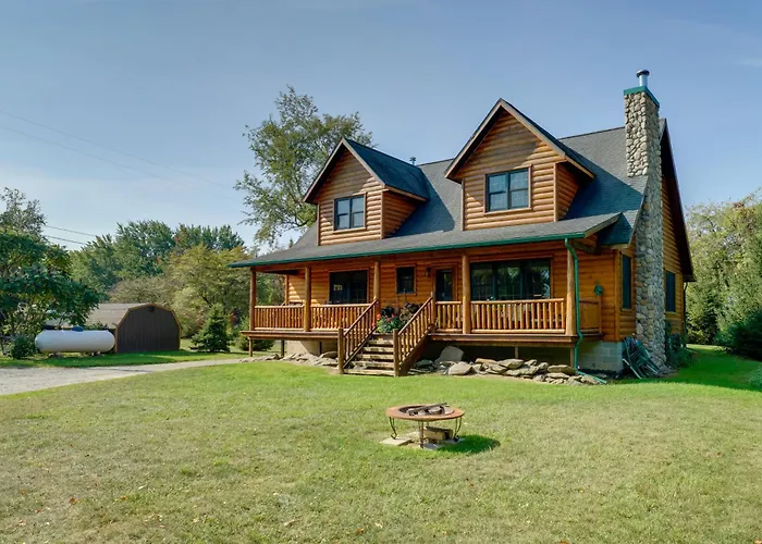 Port Austin Winter Retreat: Hot Tub & Fireplace