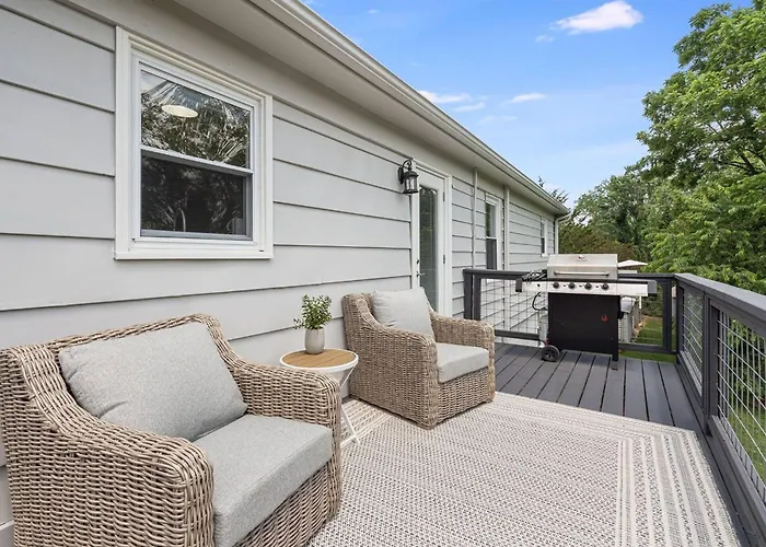 Charming Getaway In Weaverville! Great Location!