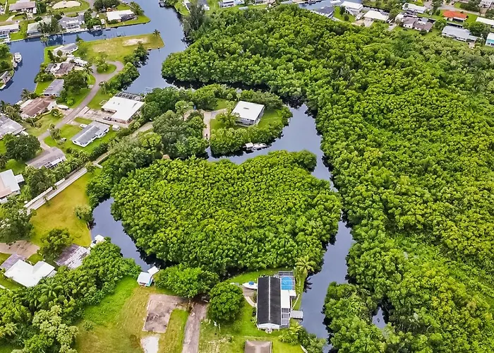 Bring Snacks And Relax! Waterfront, Heated Pool, Cribs, Pets, Rods, Bbq