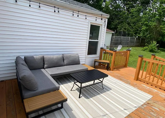 "The Lynn" Modern Urban Stay W/ Backyard