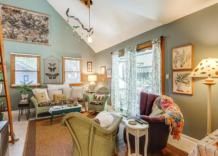 Unique & Artistic Retreat Near Rehoboth Beach!