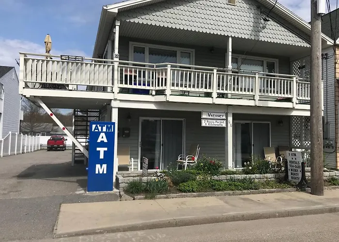 68 East Grand 1 - One-Bedroom Suite By The Beach