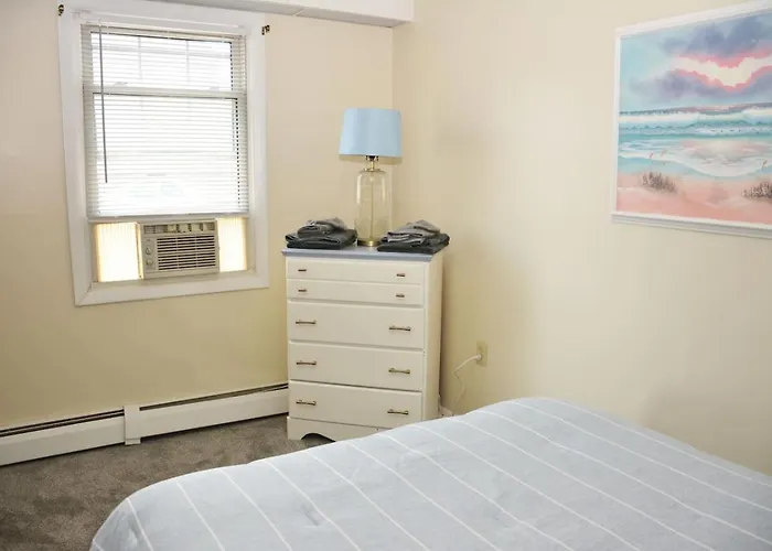 68 East Grand 1 - One-Bedroom Suite By The Beach