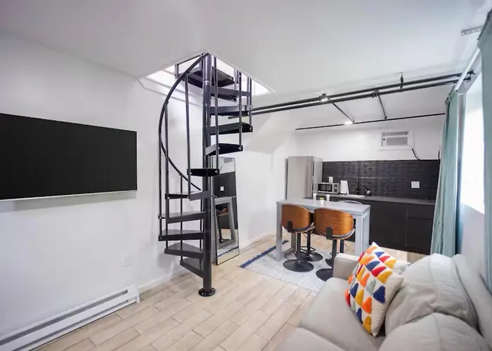 Bright 1-Bedroom Loft In Converted Garage With Private Entrance