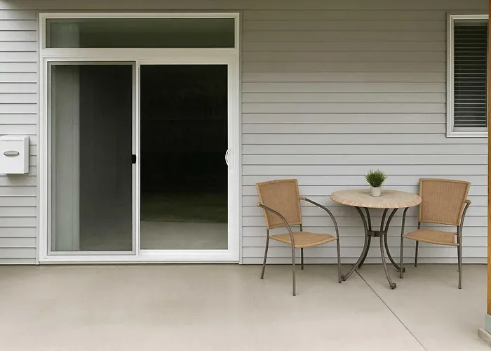 Bright & Modern 1-Bedroom Guest Suite