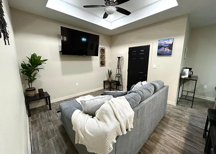 Quiet 2Br Retreat , Fenced Yard , Modern Duplex