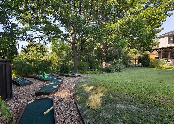 Heated Pool & Spa Mini Golf Bowling Game Room Perfect For Family