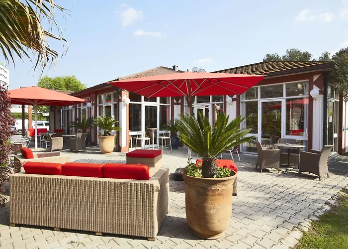 Brit Hotel Confort Nîmes Ouest - A9 sortie 25 - Pdj dès 5h30 - Parking PV - Terrasse&jardin - Pet friendly - Séminaire - Accueil groupe