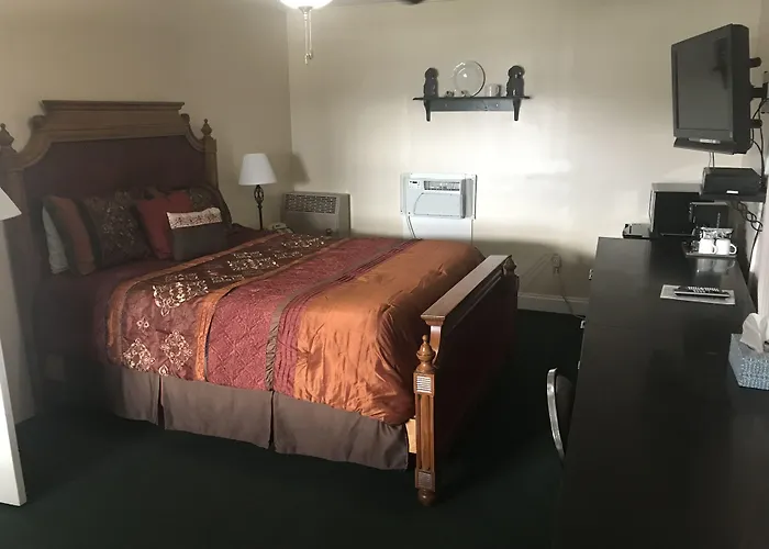 Longhouse Lodge Motel