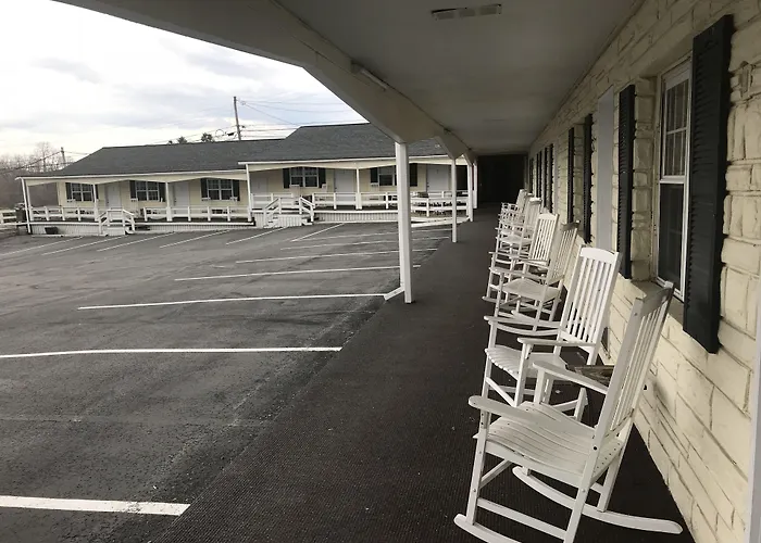 Longhouse Lodge Motel