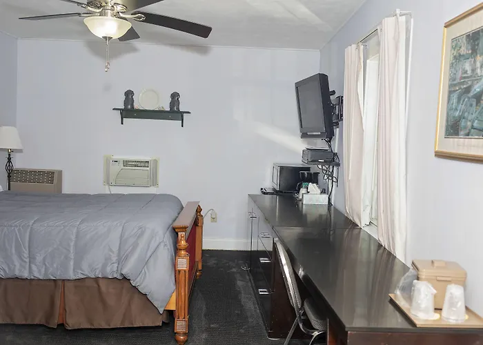 Longhouse Lodge Motel