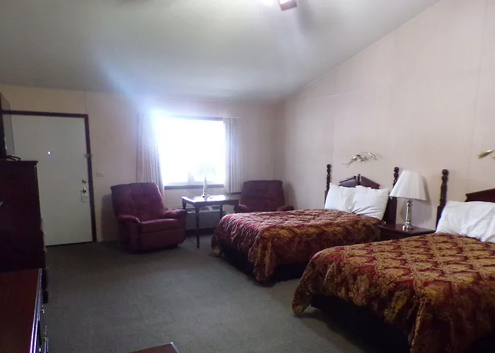 Longhouse Lodge Motel