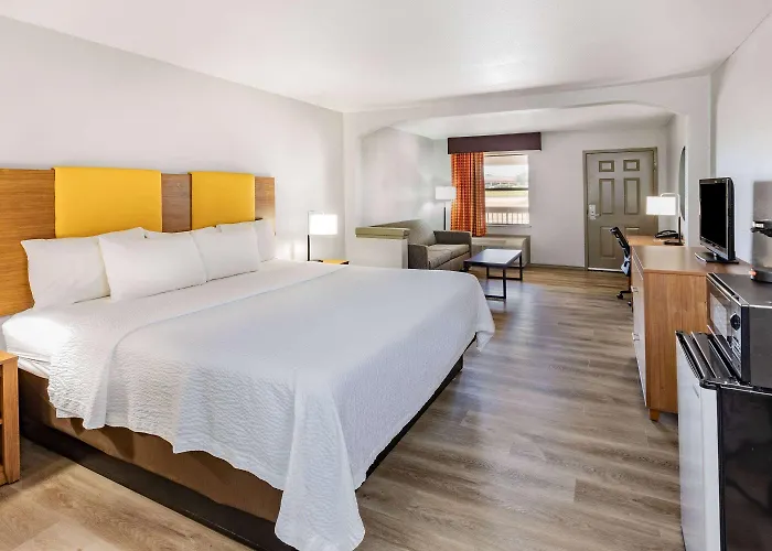 Days Inn & Suites By Wyndham Huntsville