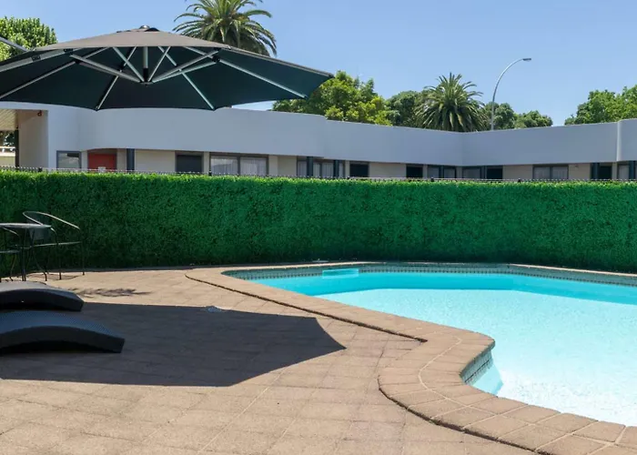 Durham Court Motor Inn