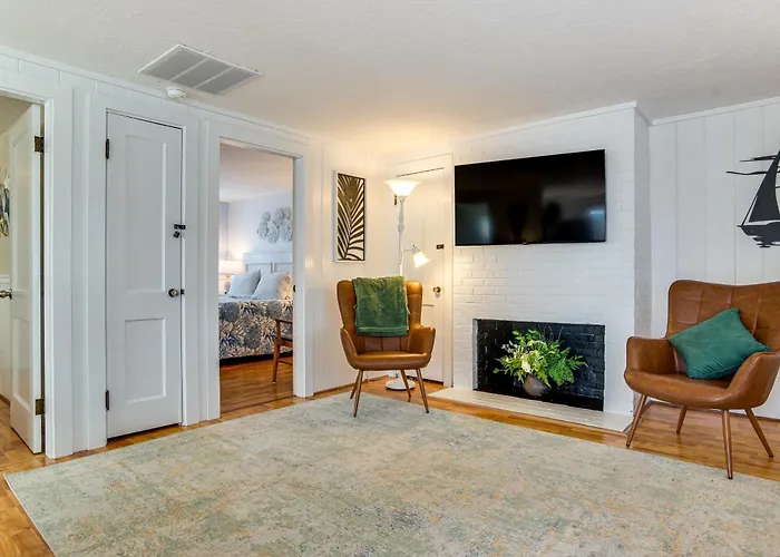 Walk To Craigville Beach: Cape Cod Gem W/ Patio