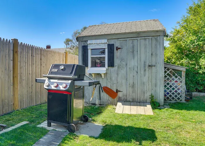Walk To Craigville Beach: Cape Cod Gem W/ Patio